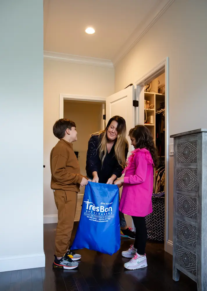 Family receiving their Tres Bon delivery bag at home